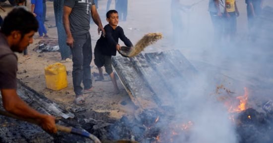 الدفاع المدنى الفلسطينى: قصف المواصى تسبب فى اختفاء عائلات كاملة تحت الرمال