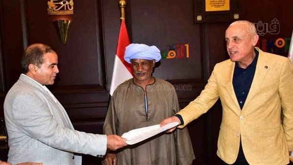 محافظ الأقصر يسلم مواطنا بالزينية عقد تقنين أرض ملك الدولة