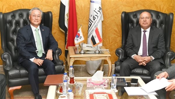 وزير الصناعة يبحث مع سفير كوريا الجنوبية بالقاهرة سبل تعزيز التعاون