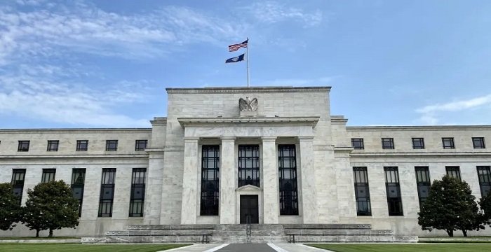 الفيدرالي الأمريكي يثبت أسعار الفائدة في أول اجتماعاته بعهد «ترامب»
